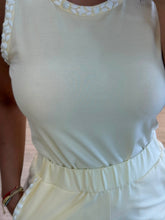 Cargar imagen en el visor de la galería, BRYNLEE - Set blusa y pantalon beige
