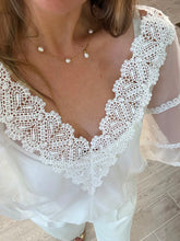 Cargar imagen en el visor de la galería, CLEMENTINE - Panti blusa blanca transparencia