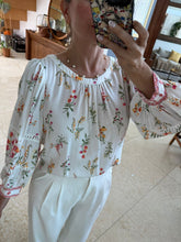 Cargar imagen en el visor de la galería, SASKIA - Blusa blanca estampado botanico