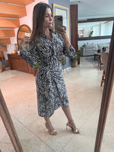 Cargar imagen en el visor de la galería, MALIKA - Vestido midi estampado negro