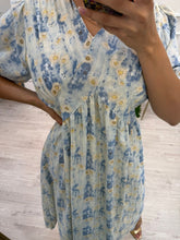 Cargar imagen en el visor de la galería, MAYRA - Vestido midi estampado azul claro