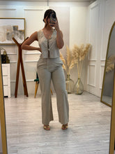 Cargar imagen en el visor de la galería, BRENNA - Set pantalon y blusa khaki lineas verdes