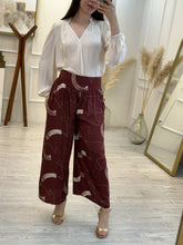 Cargar imagen en el visor de la galería, SHEILA - Pantalon granate estampado