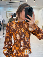 Cargar imagen en el visor de la galería, ANAHI - Blusa café floral