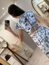 Cargar imagen en el visor de la galería, PSIQUE – Vestido midi blanco con flores azules