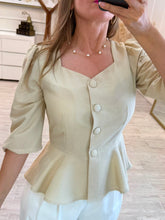 Cargar imagen en el visor de la galería, LEIGHTON - Blusa beige