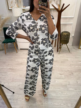 Cargar imagen en el visor de la galería, SARAI - Set pantalón y blusa estampado flores