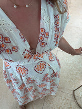 Cargar imagen en el visor de la galería, BLAKE - Maxi vestido blanco estampado naranja