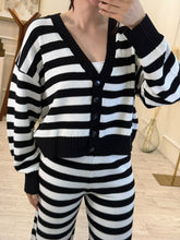 Cargar imagen en el visor de la galería, FÁTIMA – Set cardigan y pantalón tejido a rayas negro y blanco
