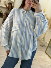 Cargar imagen en el visor de la galería, TIQUE – Camisa de rayas azul oversize