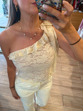 Cargar imagen en el visor de la galería, FRANCESCA - Blusa beige asimetrica