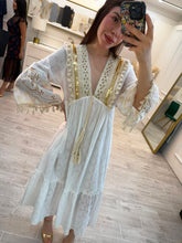 Cargar imagen en el visor de la galería, DARCY - Vestido midi blanco con detalles dorados