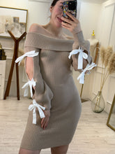 Cargar imagen en el visor de la galería, EUTERPE – Vestido midi tejido camel con moños en mangas