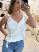 Cargar imagen en el visor de la galería, ELISA – Blusa blanca cruzada con olán