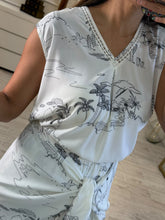 Cargar imagen en el visor de la galería, SÁFIRA – Set blusa y falda blanco con estampado de palmeras