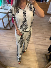 Cargar imagen en el visor de la galería, DEBORA - Set pantalón y blusa blanco con negro