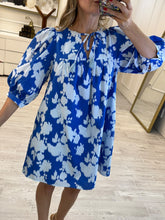 Cargar imagen en el visor de la galería, CHLOE - Vestido azul estampado