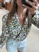 Cargar imagen en el visor de la galería, HELENIA - Blusa verde estampada