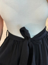 Cargar imagen en el visor de la galería, KIRAN - Maxi vestido blanco con negro