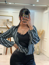 Cargar imagen en el visor de la galería, DAMARIS - Blusa rayas blanco y negro