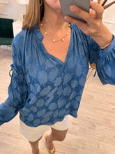 Cargar imagen en el visor de la galería, FRANCELIA - Blusa azul hojas