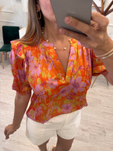 Cargar imagen en el visor de la galería, LUELLA - Blusa naranja estampado floral