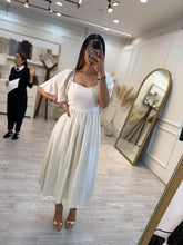 Cargar imagen en el visor de la galería, PAX – Vestido midi crema de lino con manga de olán
