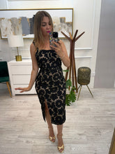 Cargar imagen en el visor de la galería, XOCHITL - Vestido midi negro encaje