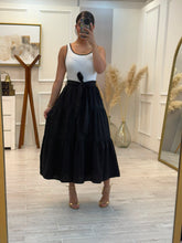 Cargar imagen en el visor de la galería, KIRAN - Maxi vestido blanco con negro
