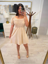 Cargar imagen en el visor de la galería, MARIMAR - Vestido corto arena