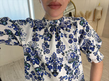 Cargar imagen en el visor de la galería, ARIADNA – Blusa blanca con flores azules
