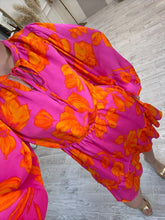 Cargar imagen en el visor de la galería, BRISEIDA – Vestido corto fucsia con flores naranjas manga larga
