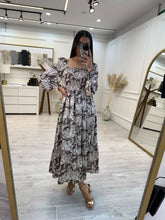Cargar imagen en el visor de la galería, URANÍA – Maxi vestido café floral manga larga con smock