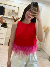 Cargar imagen en el visor de la galería, WREN - Blusa roja con plumas