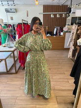 Cargar imagen en el visor de la galería, WHITNEY - Maxi vestido estampado beige con verde