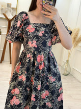 Cargar imagen en el visor de la galería, RICARDA - Vestido midi negro estampado