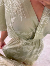 Cargar imagen en el visor de la galería, MINJI - Maxi vestido verde estampado