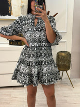 Cargar imagen en el visor de la galería, CONSTANZA - Vestido corto estampado blanco y negro