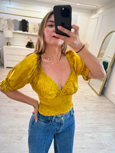 Cargar imagen en el visor de la galería, KELLY - Blusa dorada
