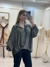 Cargar imagen en el visor de la galería, TERESA – Blusa gris verdoso plisada con cuello camisero