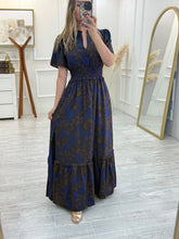 Cargar imagen en el visor de la galería, YESENIA - Maxi vestido estampado azul oscuro hojas