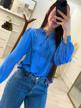 Cargar imagen en el visor de la galería, MAYELA - Blusa azul satinada