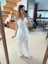 Cargar imagen en el visor de la galería, CONSTANZA - Set pantalon y chaleco blanco con toques azules
