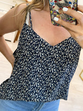 Cargar imagen en el visor de la galería, PAULINA – Blusa de tirantes azul marino floral