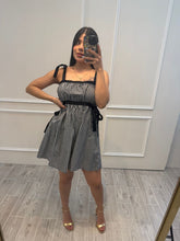 Cargar imagen en el visor de la galería, CRESSIDA - Vestido corto negro cuadros