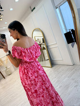 Cargar imagen en el visor de la galería, AFRODITA – Maxi vestido rosa con flores rojas y hombros descubiertos