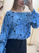 Cargar imagen en el visor de la galería, ESTELA – Blusa azul mezclilla con estrellas