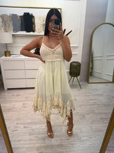 Cargar imagen en el visor de la galería, MIA - Vestido midi beige