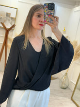 Cargar imagen en el visor de la galería, ELECTRA - Blusa negra