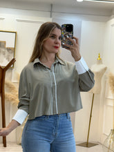 Cargar imagen en el visor de la galería, OLIVIA – Camisa verde olivo con ribete y puños blancos
